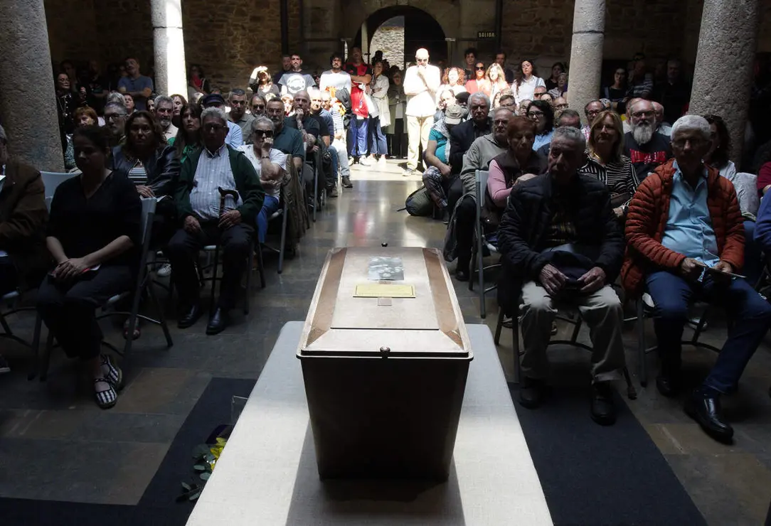 El colectivo Sputnik Labrego entrega de los restos del guerrillero Manuel Gir&oacute;n a sus familiares, tras su hallazgo en el antiguo cementerio del Carmen de Ponferrada