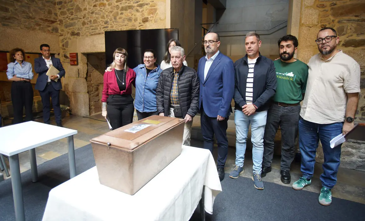 El colectivo Sputnik Labrego entrega de los restos del guerrillero Manuel Gir&oacute;n a sus familiares, tras su hallazgo en el antiguo cementerio del Carmen de Ponferrada