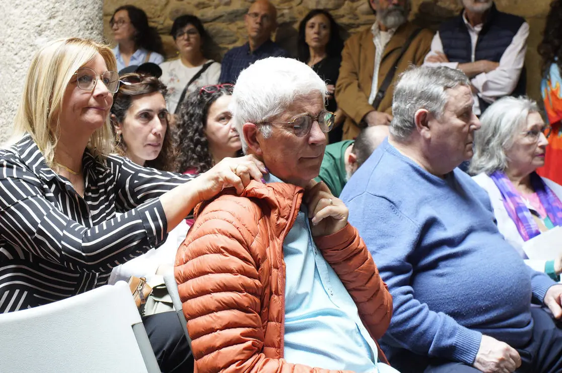 El colectivo Sputnik Labrego entrega de los restos del guerrillero Manuel Gir&oacute;n a sus familiares, tras su hallazgo en el antiguo cementerio del Carmen de Ponferrada