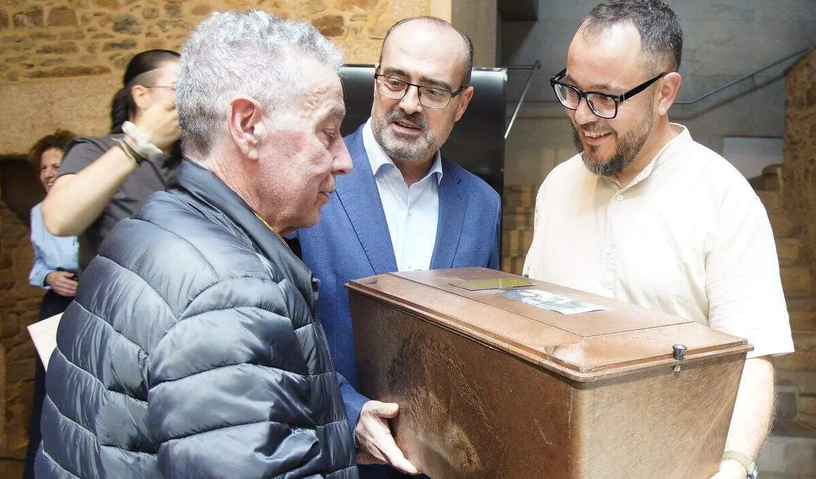 El colectivo Sputnik Labrego entrega de los restos del guerrillero Manuel Gir&oacute;n a sus familiares, tras su hallazgo en el antiguo cementerio del Carmen de Ponferrada