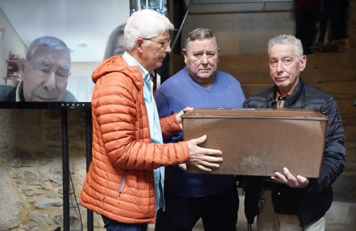 El colectivo Sputnik Labrego entrega de los restos del guerrillero Manuel Gir&oacute;n a sus familiares, tras su hallazgo en el antiguo cementerio del Carmen de Ponferrada