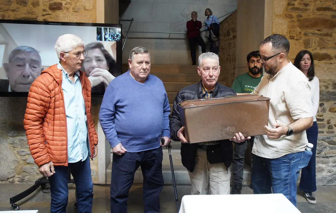 El colectivo Sputnik Labrego entrega de los restos del guerrillero Manuel Gir&oacute;n a sus familiares, tras su hallazgo en el antiguo cementerio del Carmen de Ponferrada