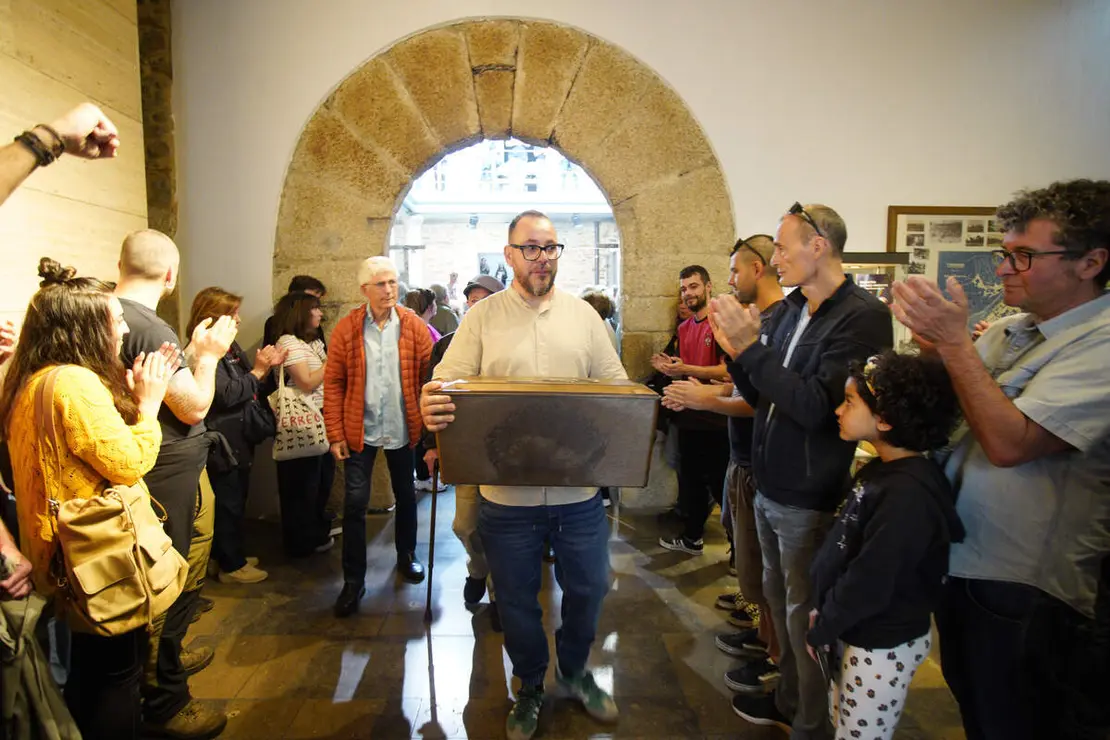 El colectivo Sputnik Labrego entrega de los restos del guerrillero Manuel Gir&oacute;n a sus familiares, tras su hallazgo en el antiguo cementerio del Carmen de Ponferrada