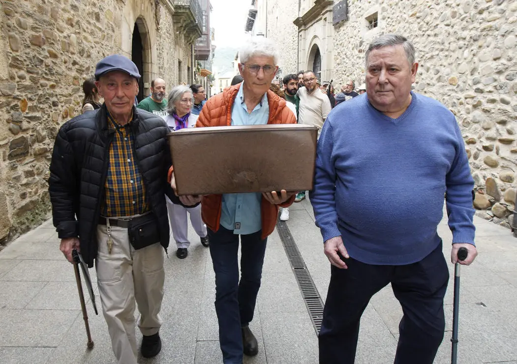 El colectivo Sputnik Labrego entrega de los restos del guerrillero Manuel Gir&oacute;n a sus familiares, tras su hallazgo en el antiguo cementerio del Carmen de Ponferrada