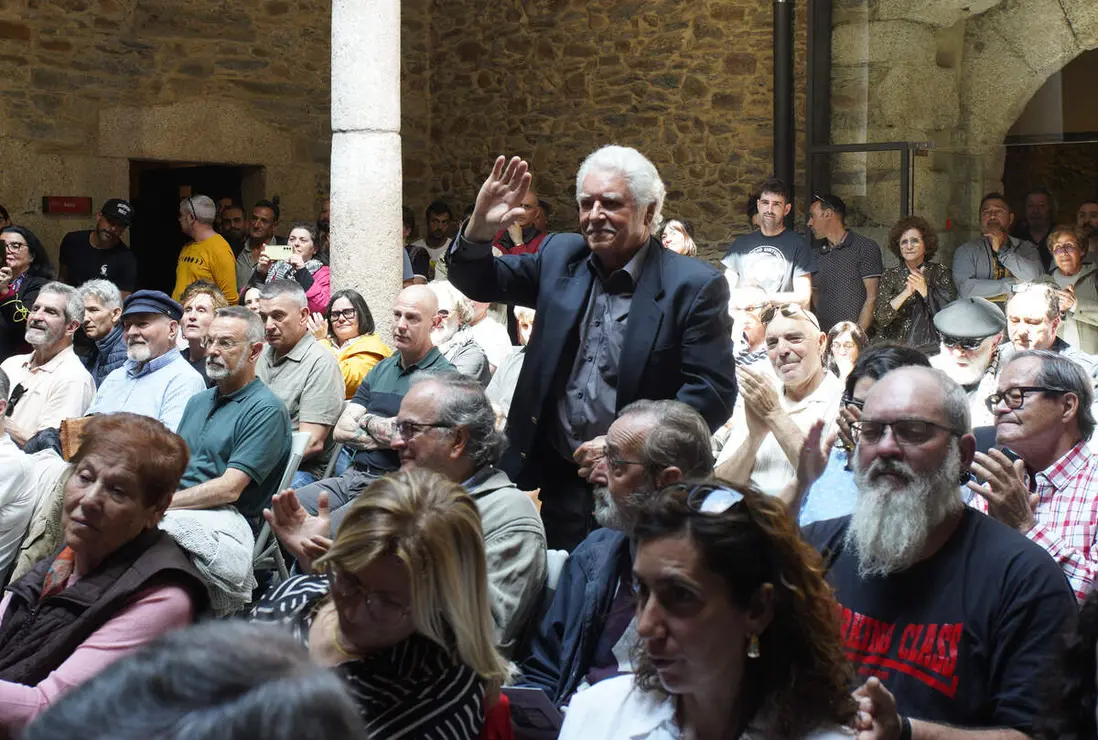 El colectivo Sputnik Labrego entrega de los restos del guerrillero Manuel Gir&oacute;n a sus familiares, tras su hallazgo en el antiguo cementerio del Carmen de Ponferrada