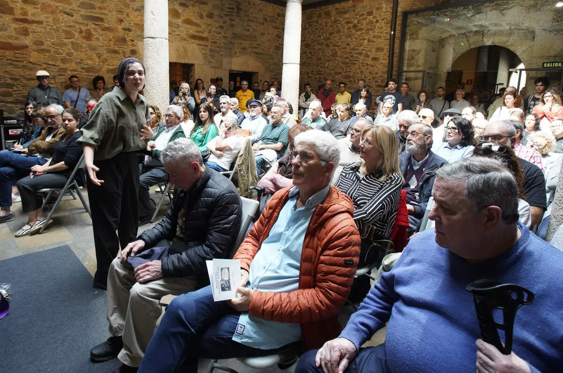 El colectivo Sputnik Labrego entrega de los restos del guerrillero Manuel Gir&oacute;n a sus familiares, tras su hallazgo en el antiguo cementerio del Carmen de Ponferrada