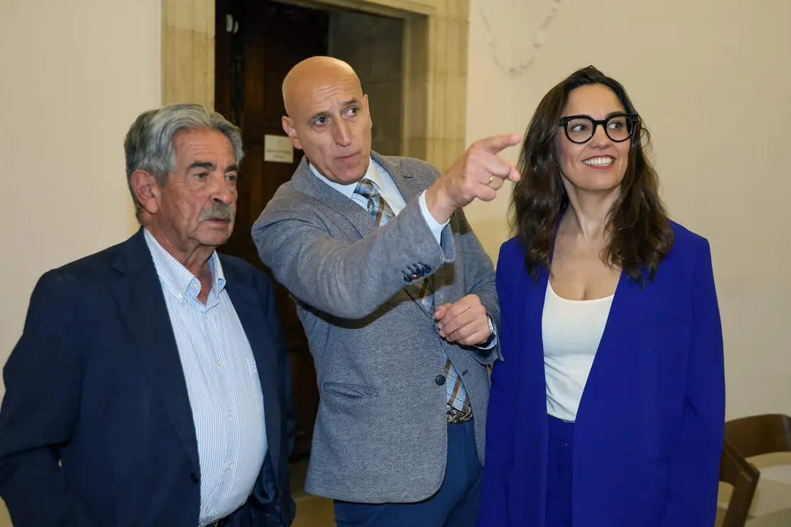 La Asociaci&oacute;n de Amigos de los Decreta entrega los Premios Decreta 2025 al expresidente de Cantabria, Miguel &Aacute;ngel Revilla; el alcalde de Le&oacute;n, Jos&eacute; Antonio Diez, y la escritora y periodista Marta Garc&iacute;a Aller