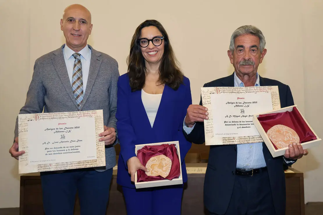 La Asociaci&oacute;n de Amigos de los Decreta entrega los Premios Decreta 2025 al expresidente de Cantabria, Miguel &Aacute;ngel Revilla; el alcalde de Le&oacute;n, Jos&eacute; Antonio Diez, y la escritora y periodista Marta Garc&iacute;a Aller