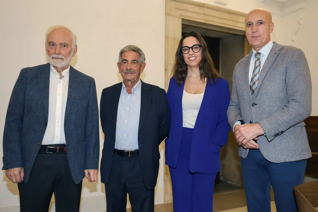 La Asociaci&oacute;n de Amigos de los Decreta entrega los Premios Decreta 2025 al expresidente de Cantabria, Miguel &Aacute;ngel Revilla; el alcalde de Le&oacute;n, Jos&eacute; Antonio Diez, y la escritora y periodista Marta Garc&iacute;a Aller