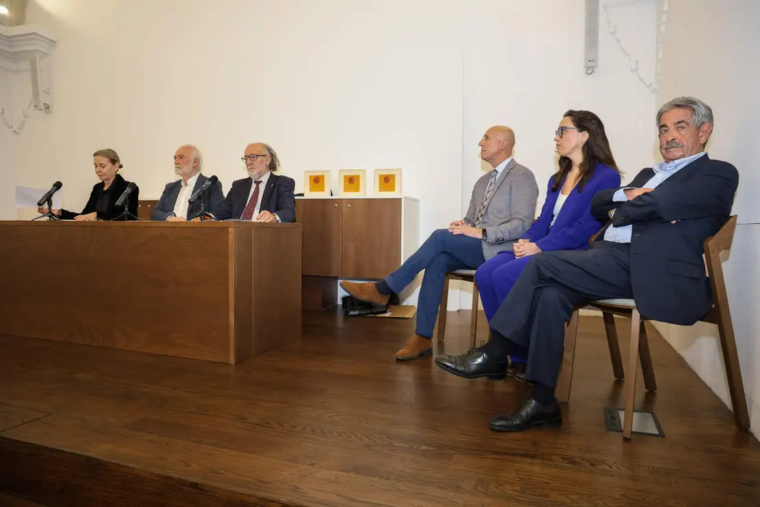 La Asociaci&oacute;n de Amigos de los Decreta entrega los Premios Decreta 2025 al expresidente de Cantabria, Miguel &Aacute;ngel Revilla; el alcalde de Le&oacute;n, Jos&eacute; Antonio Diez, y la escritora y periodista Marta Garc&iacute;a Aller