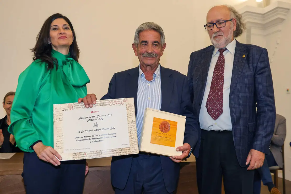 La Asociaci&oacute;n de Amigos de los Decreta entrega los Premios Decreta 2025 al expresidente de Cantabria, Miguel &Aacute;ngel Revilla; el alcalde de Le&oacute;n, Jos&eacute; Antonio Diez, y la escritora y periodista Marta Garc&iacute;a Aller