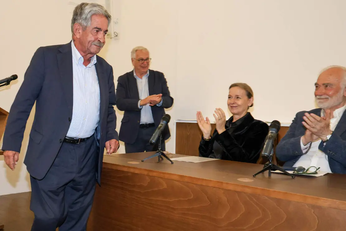 La Asociaci&oacute;n de Amigos de los Decreta entrega los Premios Decreta 2025 al expresidente de Cantabria, Miguel &Aacute;ngel Revilla; el alcalde de Le&oacute;n, Jos&eacute; Antonio Diez, y la escritora y periodista Marta Garc&iacute;a Aller