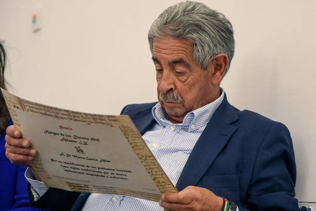 La Asociaci&oacute;n de Amigos de los Decreta entrega los Premios Decreta 2025 al expresidente de Cantabria, Miguel &Aacute;ngel Revilla; el alcalde de Le&oacute;n, Jos&eacute; Antonio Diez, y la escritora y periodista Marta Garc&iacute;a Aller