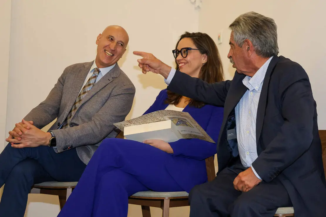 La Asociaci&oacute;n de Amigos de los Decreta entrega los Premios Decreta 2025 al expresidente de Cantabria, Miguel &Aacute;ngel Revilla; el alcalde de Le&oacute;n, Jos&eacute; Antonio Diez, y la escritora y periodista Marta Garc&iacute;a Aller