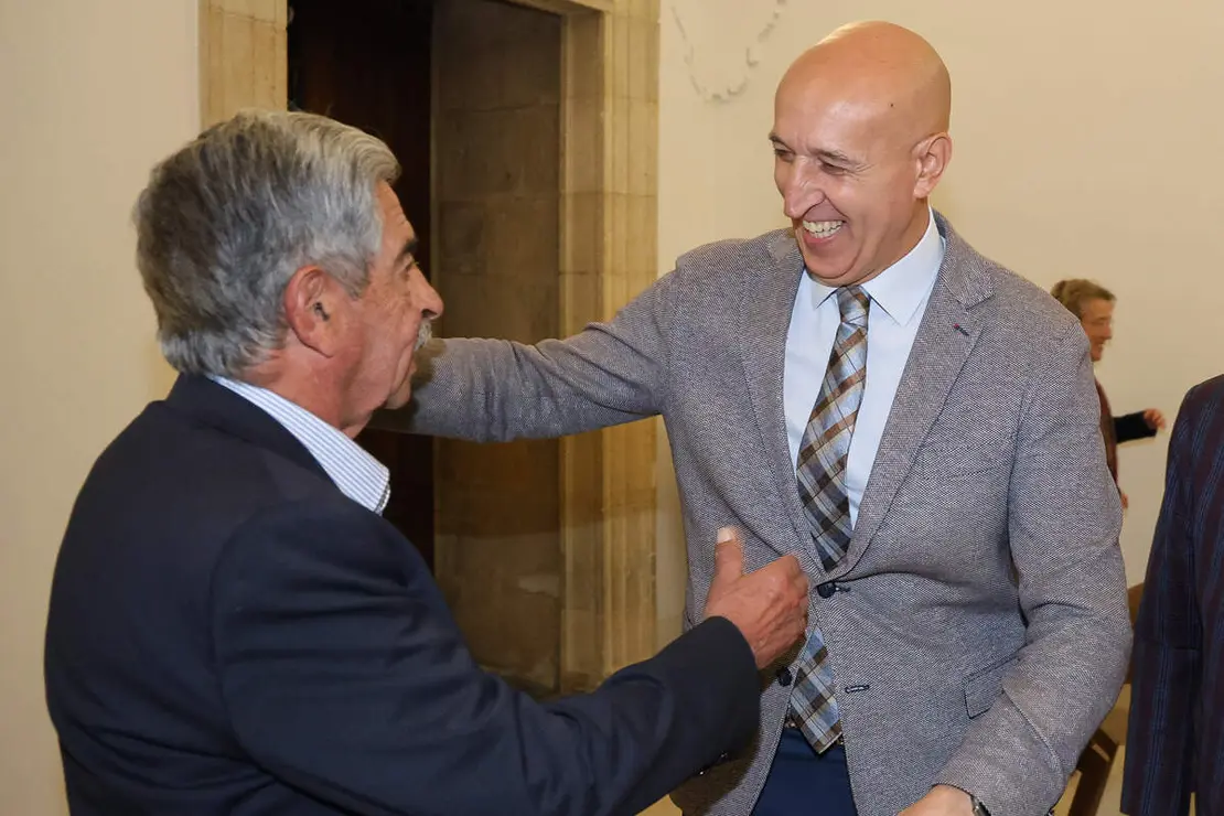 La Asociaci&oacute;n de Amigos de los Decreta entrega los Premios Decreta 2025 al expresidente de Cantabria, Miguel &Aacute;ngel Revilla; el alcalde de Le&oacute;n, Jos&eacute; Antonio Diez, y la escritora y periodista Marta Garc&iacute;a Aller