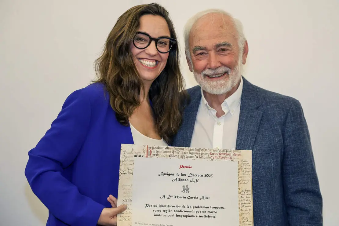 La Asociaci&oacute;n de Amigos de los Decreta entrega los Premios Decreta 2025 al expresidente de Cantabria, Miguel &Aacute;ngel Revilla; el alcalde de Le&oacute;n, Jos&eacute; Antonio Diez, y la escritora y periodista Marta Garc&iacute;a Aller