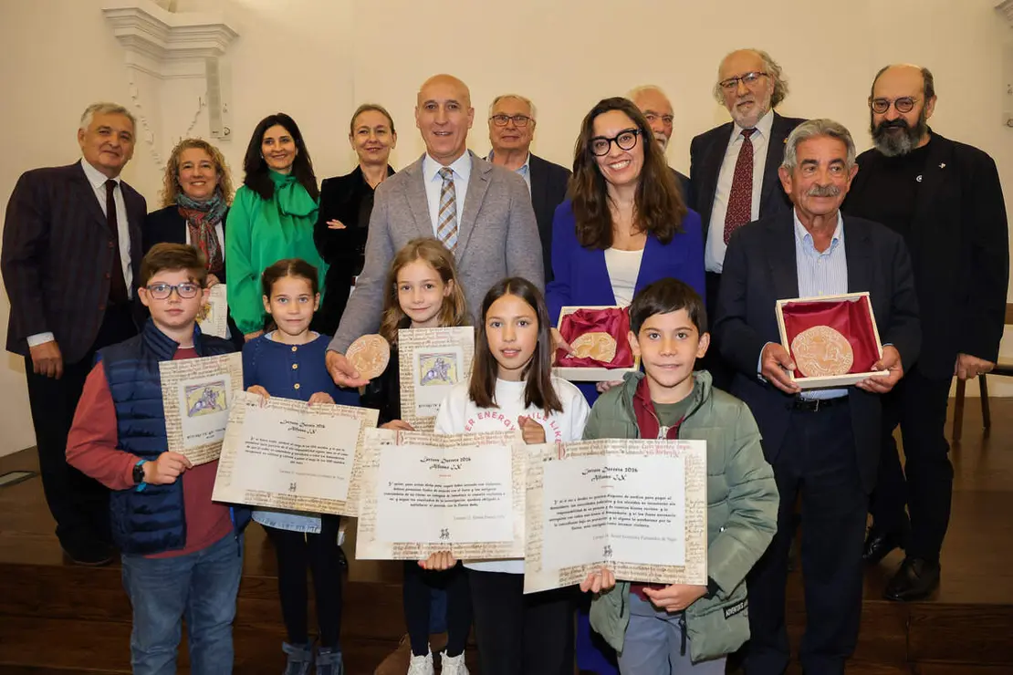 La Asociaci&oacute;n de Amigos de los Decreta entrega los Premios Decreta 2025 al expresidente de Cantabria, Miguel &Aacute;ngel Revilla; el alcalde de Le&oacute;n, Jos&eacute; Antonio Diez, y la escritora y periodista Marta Garc&iacute;a Aller