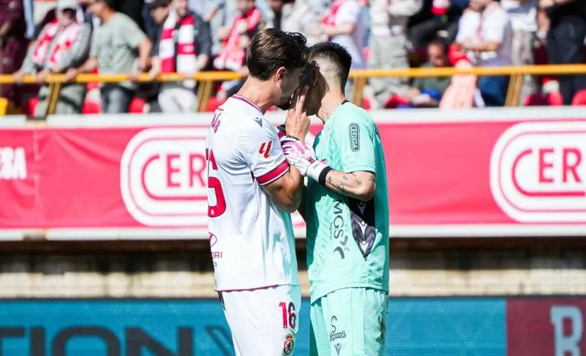 Empate ag&oacute;nico en el Reino de Le&oacute;n. Un gol de Sergi Maestre en el descuento evita la derrota ante el C&aacute;diz (2-2).