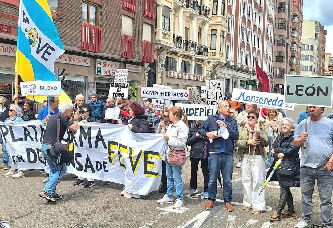 La Plataforma en Defensa de Feve se concentra un s&aacute;bado m&aacute;s para que el tren regrese al centro de Le&oacute;n