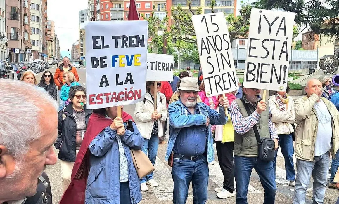 La Plataforma en Defensa de Feve se concentra un s&aacute;bado m&aacute;s para que el tren regrese al centro de Le&oacute;n