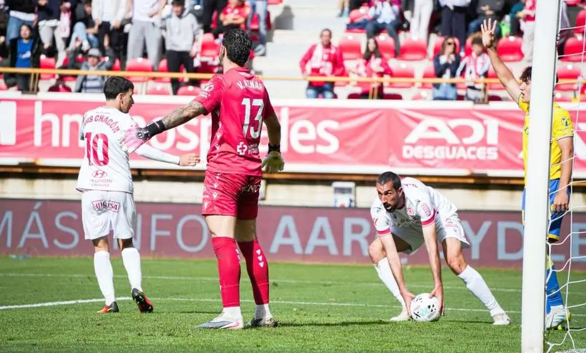 Maestre recoge el esf&eacute;rico tras conseguir el empate en el descuento.
