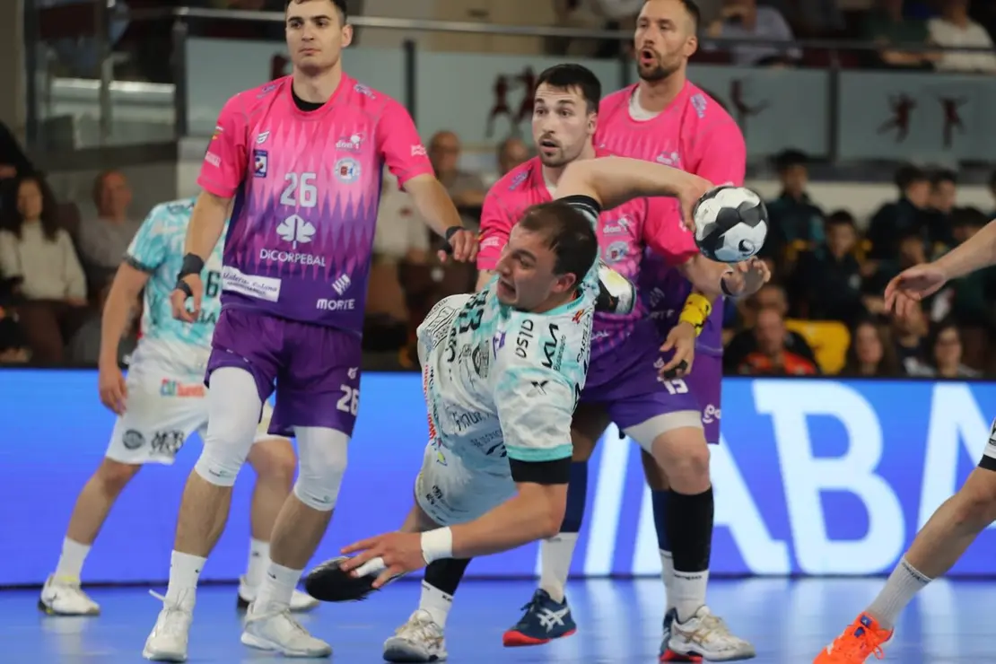 El Abanca Ademar Le&oacute;n firm&oacute; un empate de alto voltaje (32-32) frente a Logro&ntilde;o La Rioja en un encuentro que refuerza la igualdad en la zona alta de la Liga Asobal. Fotos: Isaac Llamazares
