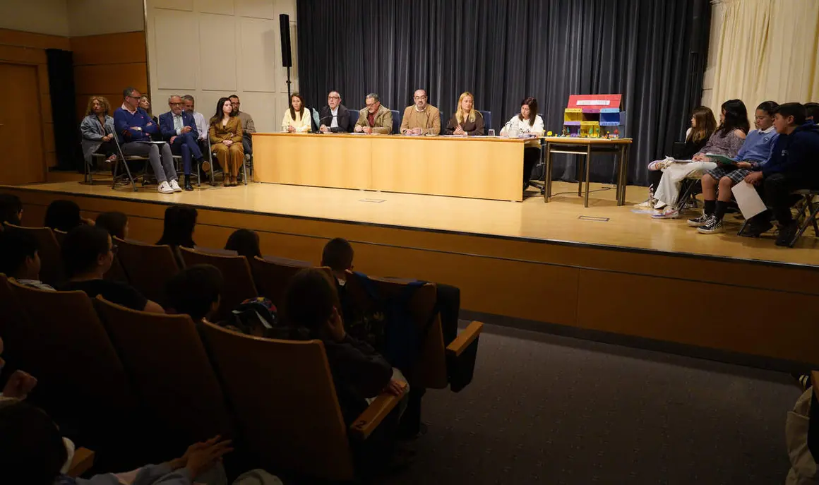El alcalde de Ponferrada, Marco Morala, y la concejala de Bienestar Social y Familia, Alexandra Rivas, presiden la asamblea del Consejo de la Infancia de Ponferrada