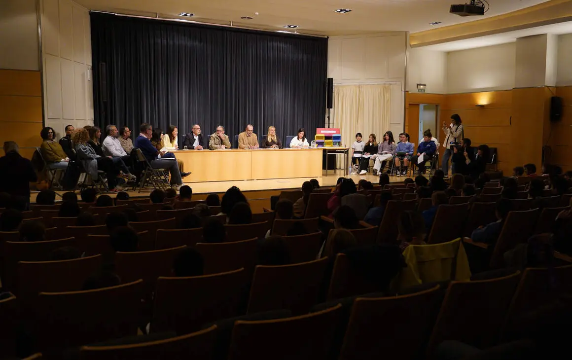 El alcalde de Ponferrada, Marco Morala, y la concejala de Bienestar Social y Familia, Alexandra Rivas, presiden la asamblea del Consejo de la Infancia de Ponferrada