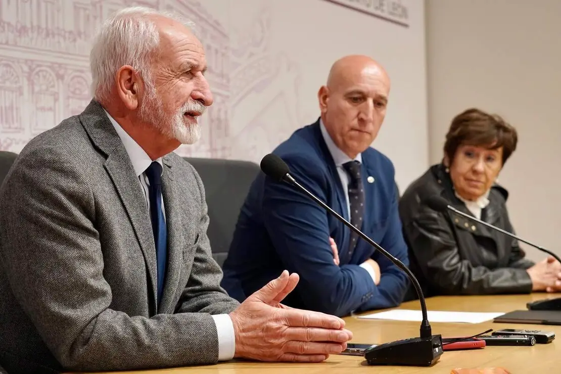 El alcalde de Le&oacute;n, Jos&eacute; Antonio Diez, presenta una actividad de la Real Academia Espa&ntilde;ola (RAE) junto al acad&eacute;mico Salvador Guti&eacute;rrez y a la concejala de Acci&oacute;n y Promoci&oacute;n Cultural, Elena Aguado