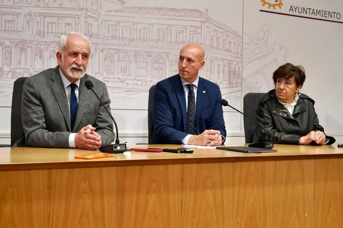 El alcalde de Le&oacute;n, Jos&eacute; Antonio Diez, presenta una actividad de la Real Academia Espa&ntilde;ola (RAE) junto al acad&eacute;mico Salvador Guti&eacute;rrez y a la concejala de Acci&oacute;n y Promoci&oacute;n Cultural, Elena Aguado