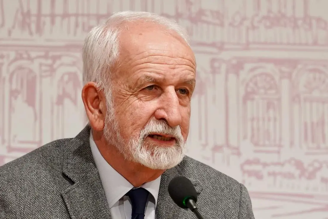 El alcalde de Le&oacute;n, Jos&eacute; Antonio Diez, presenta una actividad de la Real Academia Espa&ntilde;ola (RAE) junto al acad&eacute;mico Salvador Guti&eacute;rrez y a la concejala de Acci&oacute;n y Promoci&oacute;n Cultural, Elena Aguado