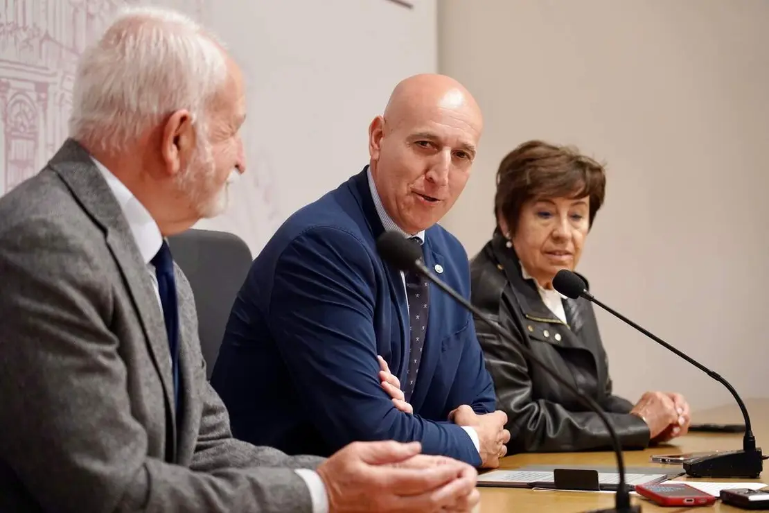 El alcalde de Le&oacute;n, Jos&eacute; Antonio Diez, presenta una actividad de la Real Academia Espa&ntilde;ola (RAE) junto al acad&eacute;mico Salvador Guti&eacute;rrez y a la concejala de Acci&oacute;n y Promoci&oacute;n Cultural, Elena Aguado