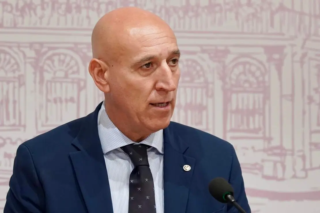 El alcalde de Le&oacute;n, Jos&eacute; Antonio Diez, presenta una actividad de la Real Academia Espa&ntilde;ola (RAE) junto al acad&eacute;mico Salvador Guti&eacute;rrez y a la concejala de Acci&oacute;n y Promoci&oacute;n Cultural, Elena Aguado