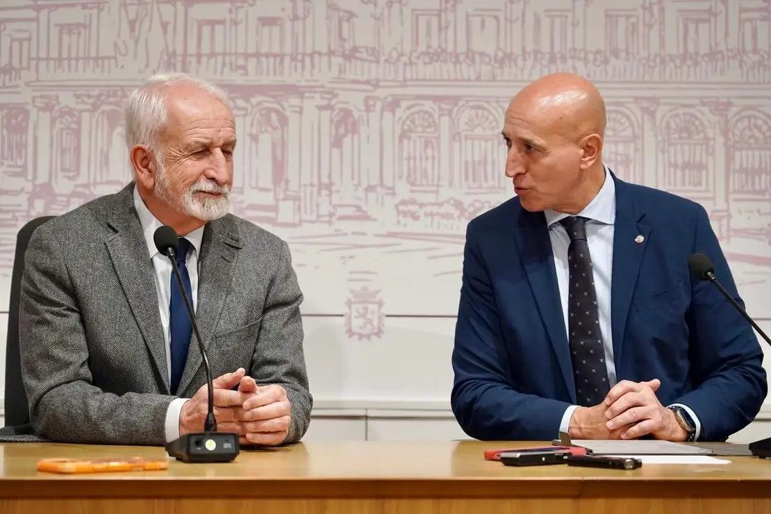 El alcalde de Le&oacute;n, Jos&eacute; Antonio Diez, presenta una actividad de la Real Academia Espa&ntilde;ola (RAE) junto al acad&eacute;mico Salvador Guti&eacute;rrez y a la concejala de Acci&oacute;n y Promoci&oacute;n Cultural, Elena Aguado