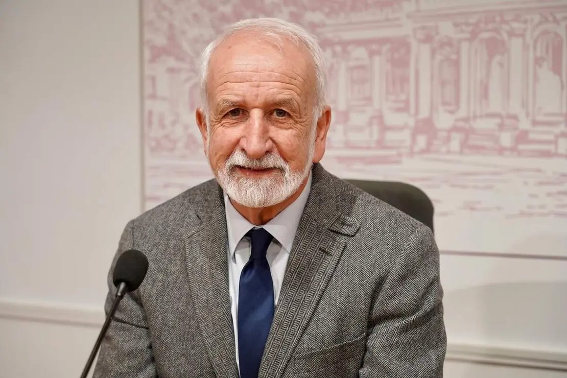 El alcalde de Le&oacute;n, Jos&eacute; Antonio Diez, presenta una actividad de la Real Academia Espa&ntilde;ola (RAE) junto al acad&eacute;mico Salvador Guti&eacute;rrez y a la concejala de Acci&oacute;n y Promoci&oacute;n Cultural, Elena Aguado