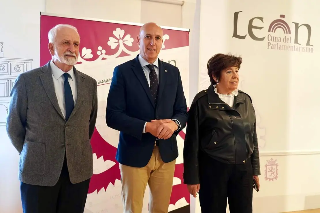 El alcalde de Le&oacute;n, Jos&eacute; Antonio Diez, presenta una actividad de la Real Academia Espa&ntilde;ola (RAE) junto al acad&eacute;mico Salvador Guti&eacute;rrez y a la concejala de Acci&oacute;n y Promoci&oacute;n Cultural, Elena Aguado