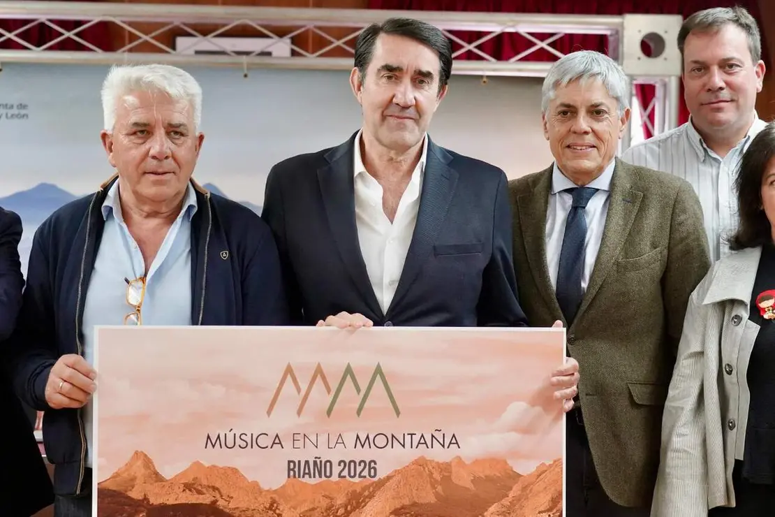 El consejero en funciones de Medio Ambiente, Vivienda y Ordenaci&oacute;n del Territorio, Juan Carlos Su&aacute;rez-Qui&ntilde;ones, presenta M&uacute;sica en la Monta&ntilde;a y la Ria&ntilde;o Trail Run. Fotos: Campillo