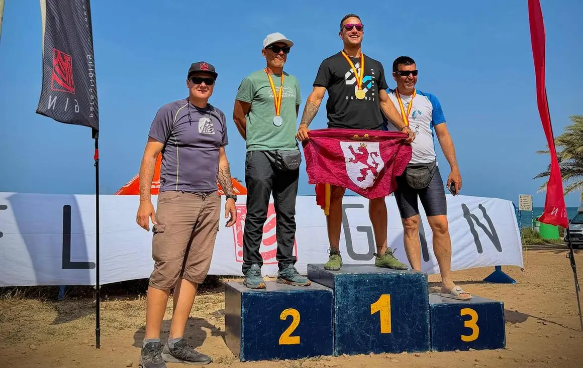 El parapentista leon&eacute;s V&iacute;ctor Rodr&iacute;guez, conocido como &lsquo;Moncho&rsquo;, ha vuelto a situarse en la cima de su disciplina al proclamarse campe&oacute;n de Espa&ntilde;a de precisi&oacute;n, un logro que supone su tercera corona nacional en esta especialidad.