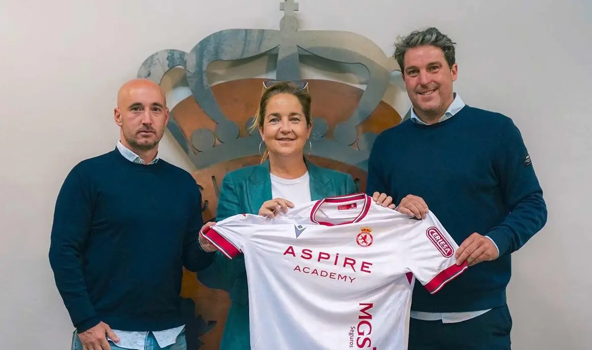 La Cultural y Deportiva Leonesa ha llegado a un acuerdo con Asier Goiria para su incorporaci&oacute;n a la disciplina culturalista como nuevo director deportivo de la entidad. Llega a Le&oacute;n acompa&ntilde;ado por Iban Markitz como secretario t&eacute;cnico y con un acuerdo por una temporada. En las im&aacute;genes, en su primera jornada en Le&oacute;n. Fotos: CyD Leonesa