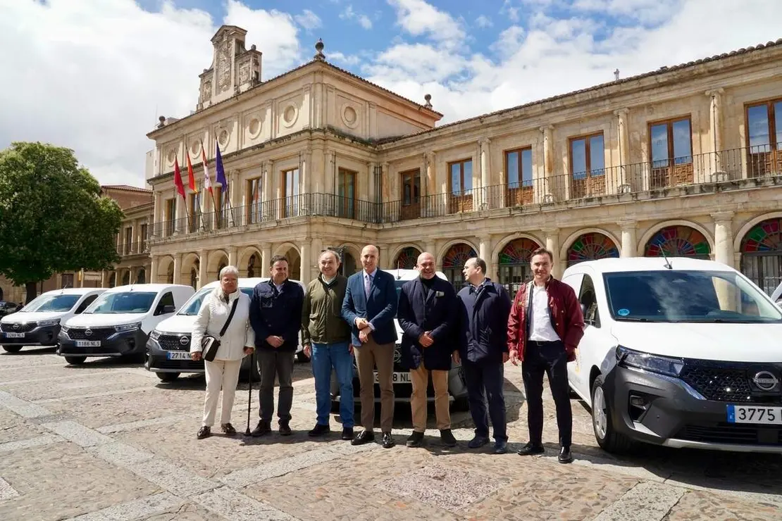 El alcalde de Le&oacute;n, Jos&eacute; Antonio Diez, presenta nuevos veh&iacute;culos el&eacute;ctricos municipales