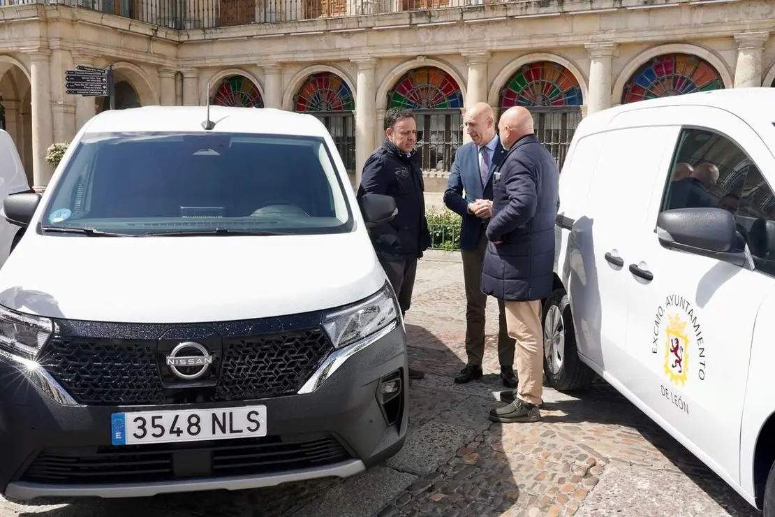 El alcalde de Le&oacute;n, Jos&eacute; Antonio Diez, presenta nuevos veh&iacute;culos el&eacute;ctricos municipales