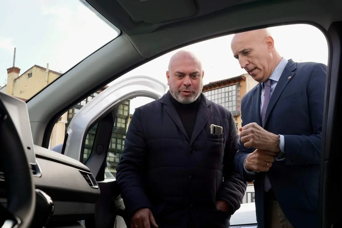 El alcalde de Le&oacute;n, Jos&eacute; Antonio Diez, presenta nuevos veh&iacute;culos el&eacute;ctricos municipales