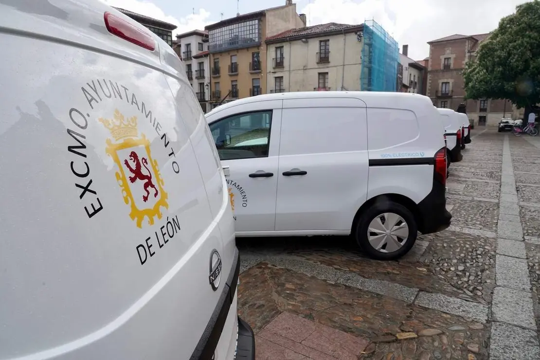 El alcalde de Le&oacute;n, Jos&eacute; Antonio Diez, presenta nuevos veh&iacute;culos el&eacute;ctricos municipales