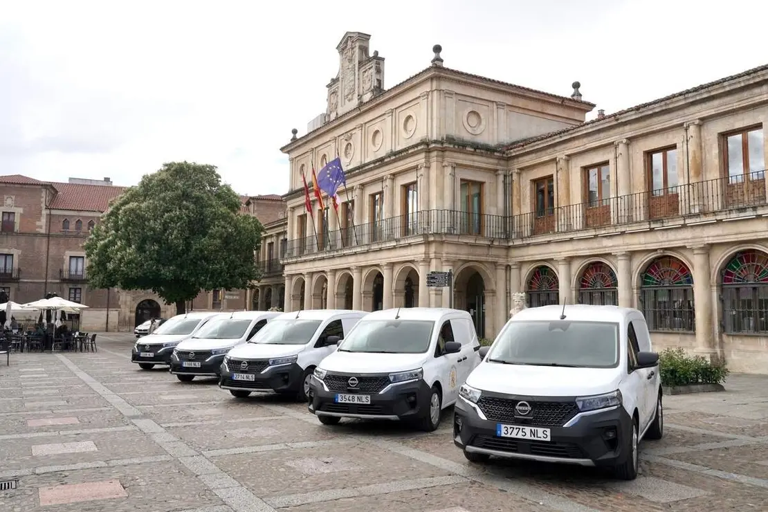 El alcalde de Le&oacute;n, Jos&eacute; Antonio Diez, presenta nuevos veh&iacute;culos el&eacute;ctricos municipales
