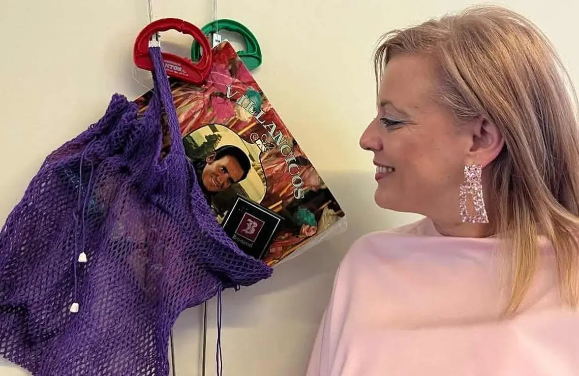 El Ayuntamiento de Sariegos ha abierto al p&uacute;blico una muestra singular que rescata parte de la identidad comercial de la capital leonesa a trav&eacute;s de objetos cotidianos. Bajo el t&iacute;tulo &lsquo;EXPO: Bolsas de Comercios de Le&oacute;n&rsquo;, la propuesta recopila m&aacute;s de un centenar de bolsas procedentes de establecimientos hist&oacute;ricos, muchos de ellos ya desaparecidos.