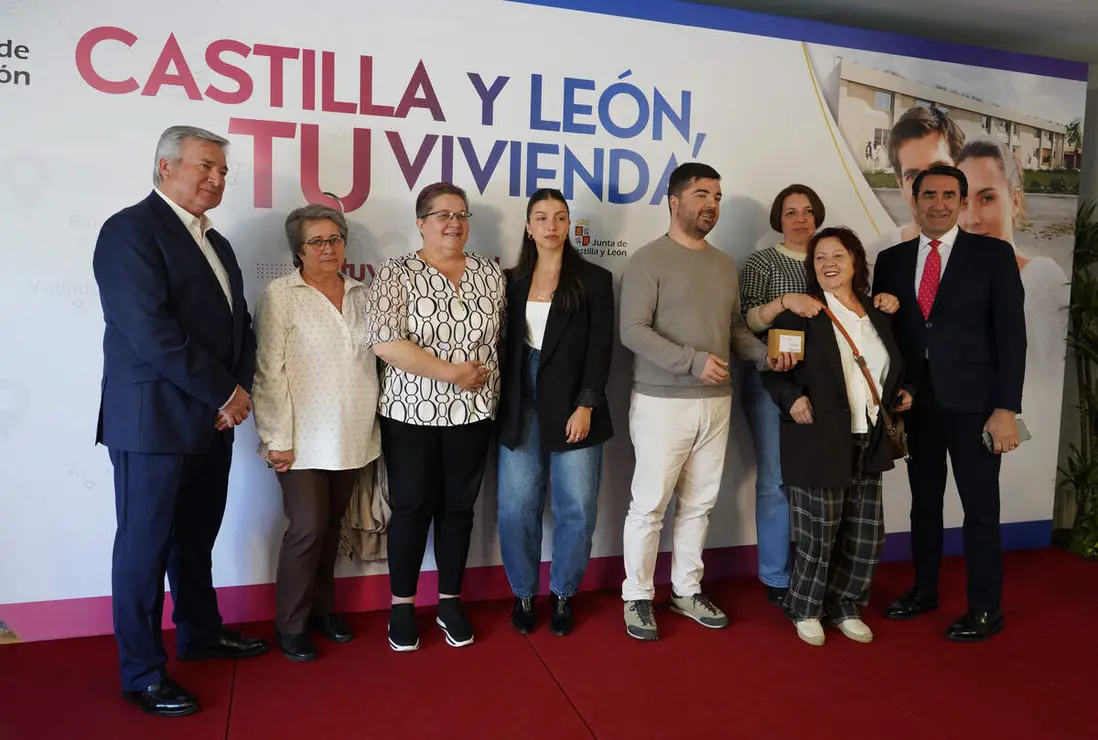 El consejero de Medio Ambiente, Vivienda y Ordenaci&oacute;n del Territorio en funciones, Juan Carlos Su&aacute;rez-Qui&ntilde;ones, visita la promoci&oacute;n finalizada de viviendas protegidas de Posada del Bierzo (Le&oacute;n)