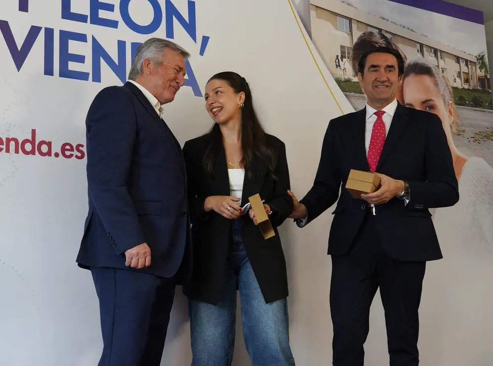 El consejero de Medio Ambiente, Vivienda y Ordenaci&oacute;n del Territorio en funciones, Juan Carlos Su&aacute;rez-Qui&ntilde;ones, visita la promoci&oacute;n finalizada de viviendas protegidas de Posada del Bierzo (Le&oacute;n)