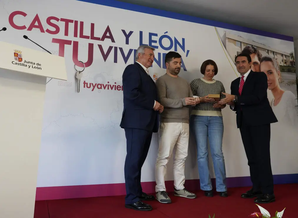 El consejero de Medio Ambiente, Vivienda y Ordenaci&oacute;n del Territorio en funciones, Juan Carlos Su&aacute;rez-Qui&ntilde;ones, visita la promoci&oacute;n finalizada de viviendas protegidas de Posada del Bierzo (Le&oacute;n)