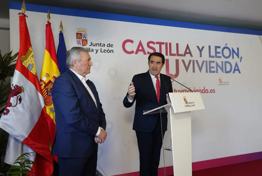 El consejero de Medio Ambiente, Vivienda y Ordenaci&oacute;n del Territorio en funciones, Juan Carlos Su&aacute;rez-Qui&ntilde;ones, visita la promoci&oacute;n finalizada de viviendas protegidas de Posada del Bierzo (Le&oacute;n)