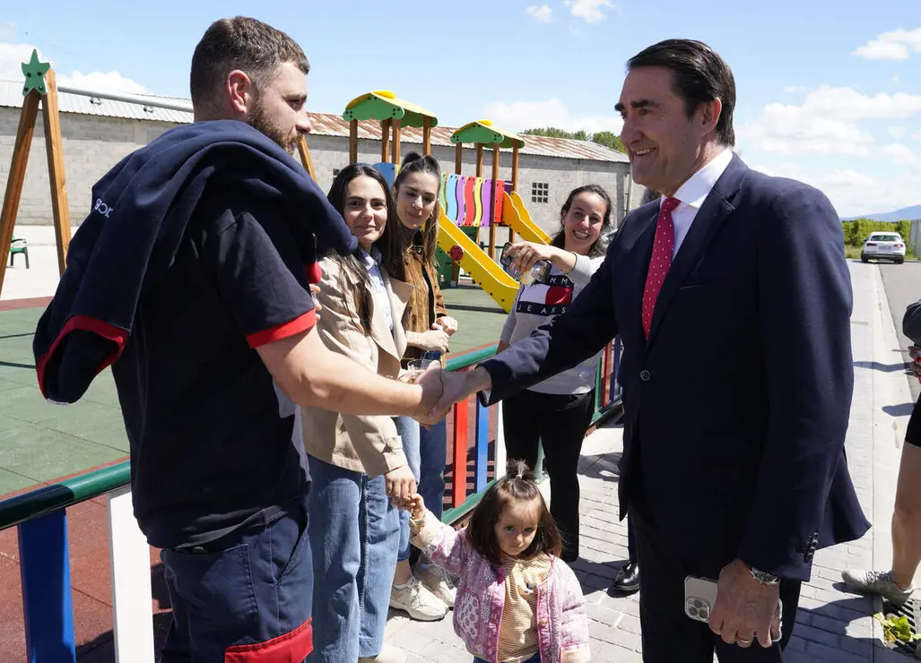 El consejero de Medio Ambiente, Vivienda y Ordenaci&oacute;n del Territorio en funciones, Juan Carlos Su&aacute;rez-Qui&ntilde;ones, visita la promoci&oacute;n finalizada de viviendas protegidas de Posada del Bierzo (Le&oacute;n)